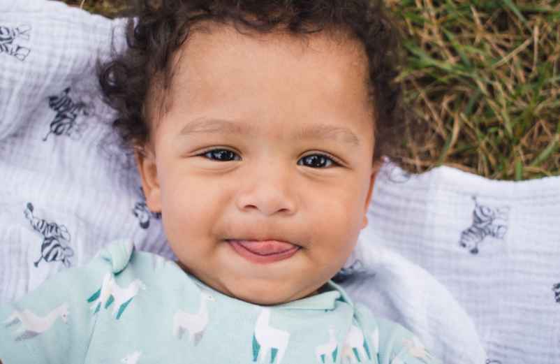 Bébé qui tire la langue tout le temps : quelles sont les raisons ?