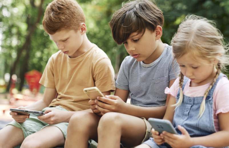 Comment élever des enfants connectés sans devenir accros aux écrans ?