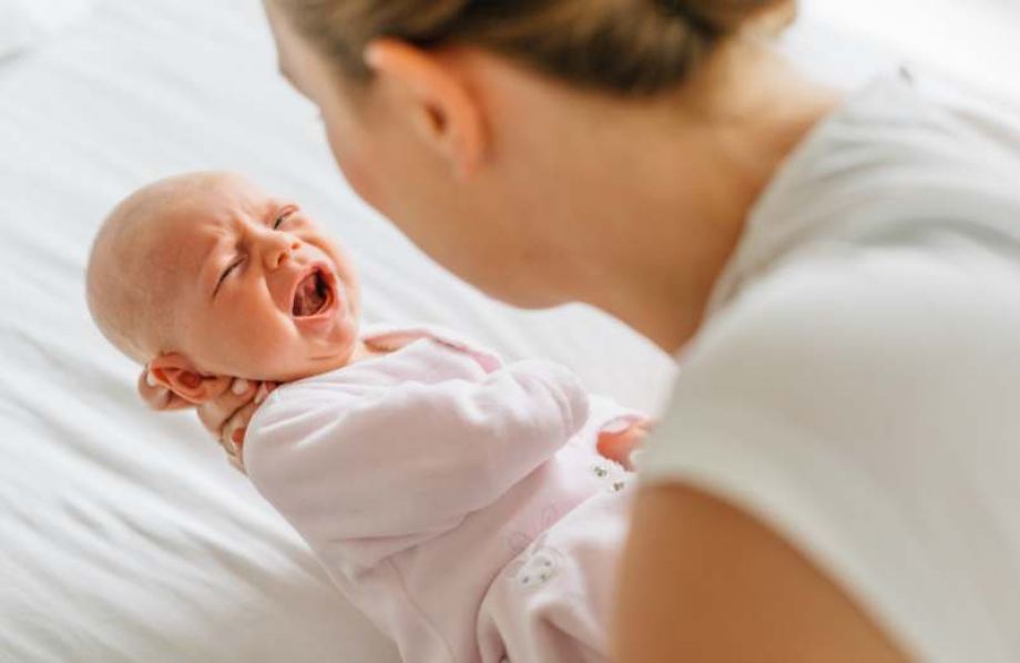 Les astuces pour calmer un bébé en pleurs en quelques secondes